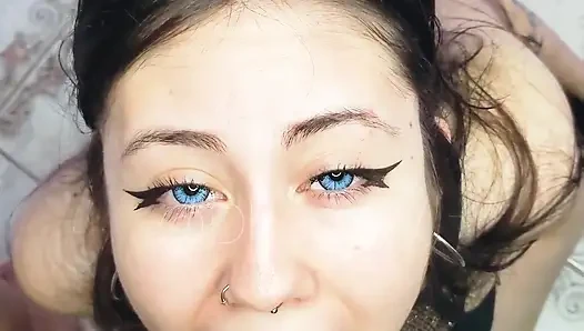 Dherlydoll nimmt meinen ganzen schwanz in ihren mund und schluckt dann mein heißes sperma