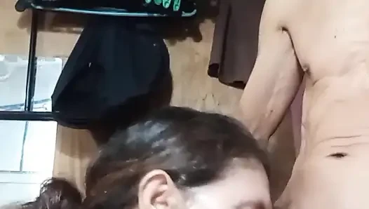 Еще одна задница сильно ублажает мой хуй