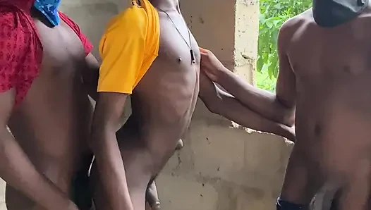 Twink üçlü grup seks sert biniciler