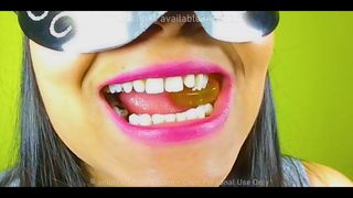 Geil meisje lekkere witte tanden kauwend op mondfetisj