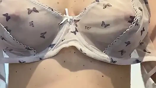 Aku nggak nyangka kalau ini terjadi waktu aku mulai ngusap pentilku