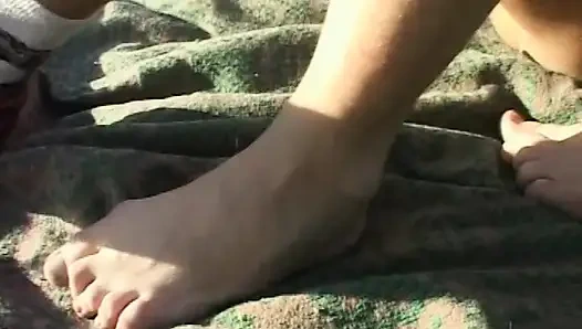 Çoraplı bacaklara tapıyor ve maskeli yarak emiyor