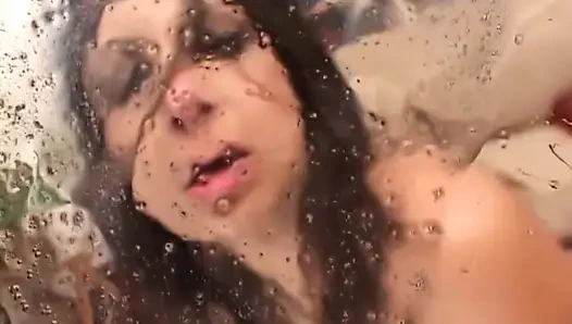 Çılgın esmer sürtük küçük tatlı götüne büyük bir yarak alıyor