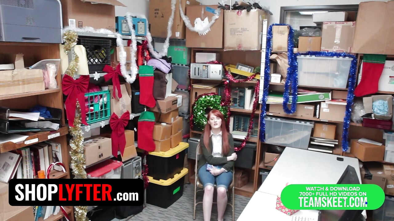 Shoplyfter - vášnivá zrzka Crook Krystal Orchid si klečí a polyká obrovský výstřik