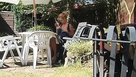 Sarışın orta yaşlı seksi kadın açık havada göğüslerini gösteriyor