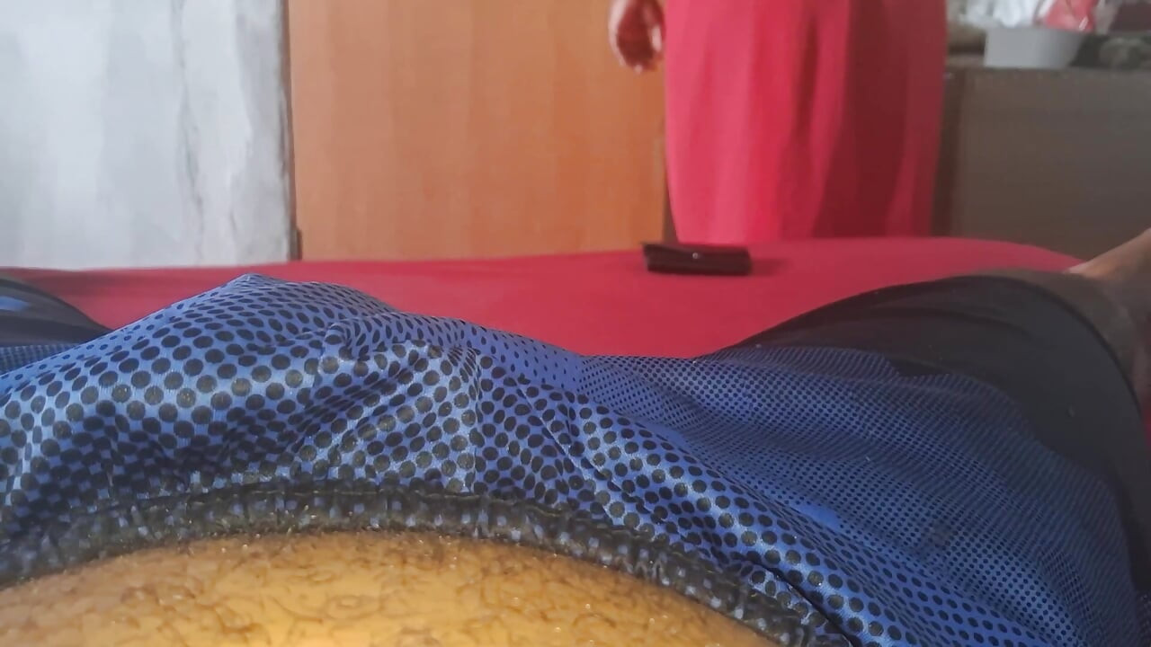 我真不敢相信！我的热辣继母大屁股和大胸部操我的鸡巴