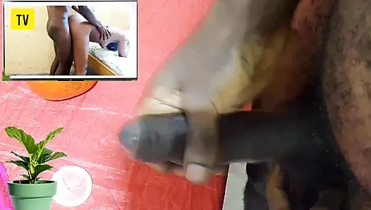 Dicksex ve Givensex'in ıslak amcığı tarafından davranılan porno film izlerken ateşli erkek mastürbasyonu, sert göbeğim boşalana kadar zevk aldım