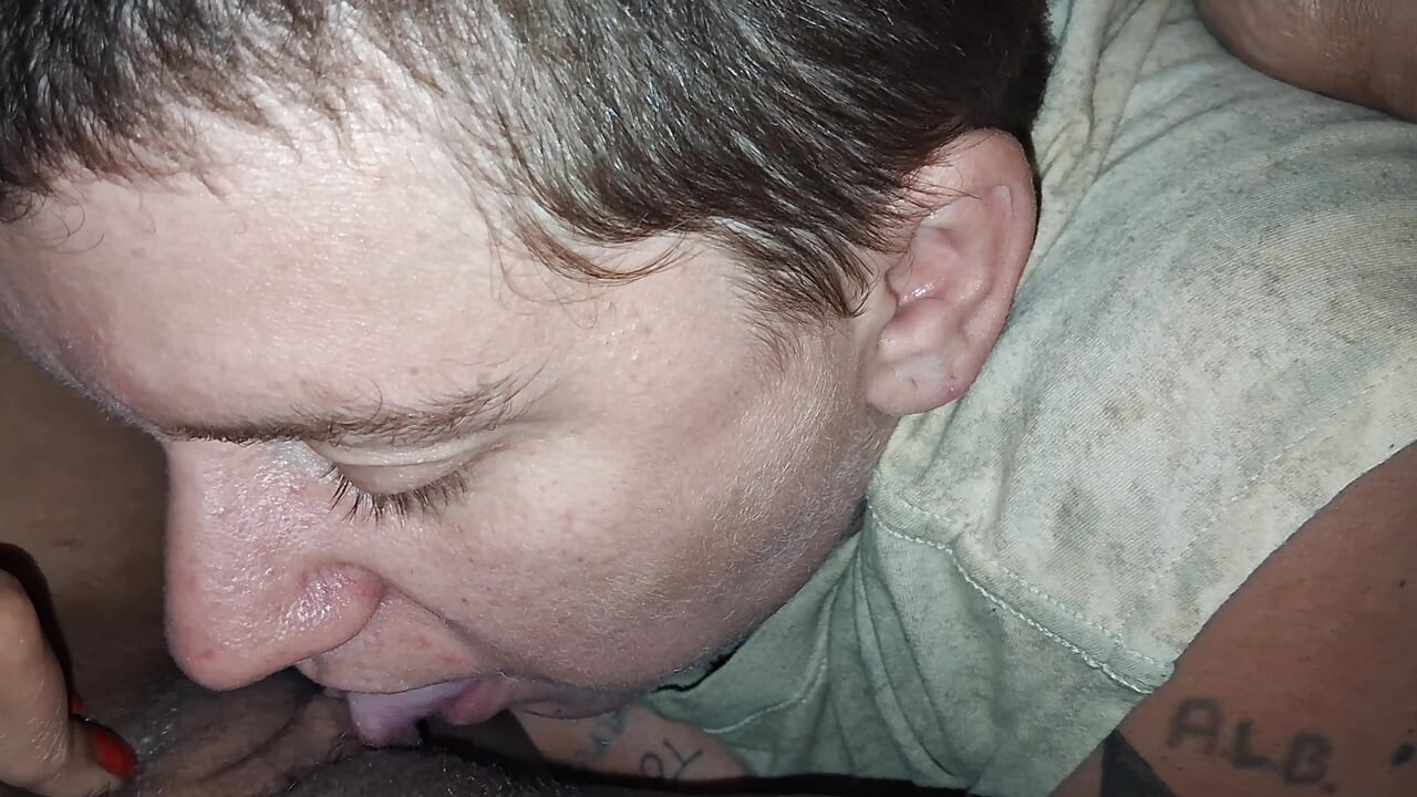 Eating my girl friend pussy til she nut in my mouth