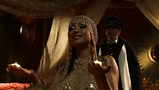 Latin kleopatra hatun büyük yarakla sikiliyor
