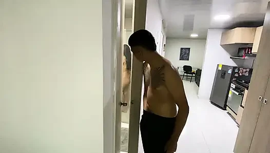Sexy dünnes mädchen wird in der dusche gefickt, bis sie mit einem riesigen schwanz zum orgasmus kommt