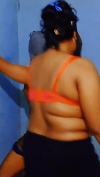 Detik yang tidak dapat dilupakan dari "tarian seksi desi dengan teman wanita saya"