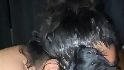 Ailesi evde yokken Asyalı üvey erkek kardeşine gırtlağına kadar sakso çekiyor