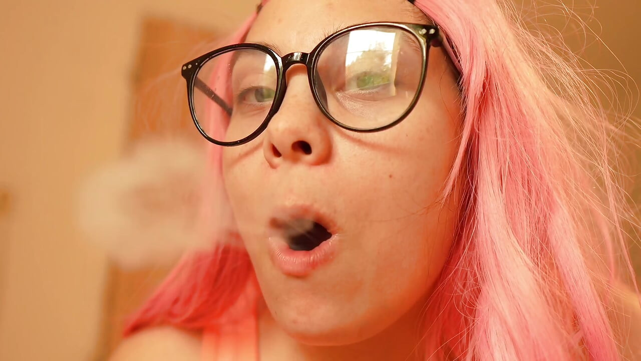 Sua madrasta está mascando chiclete e soprando bolhas, então ela fuma um cigarro, exalando fumaça enquanto ela mastiga e chupa