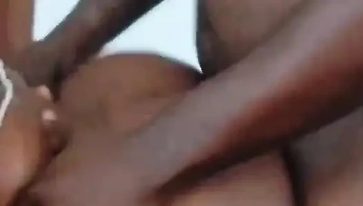 Cewek ini lagi asik muasin pantat bahenol cewek ini pakai stoking selfie favoritnya