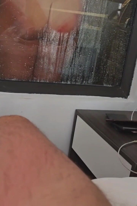 Un beau-fils se branle sur une belle-mère qui lave