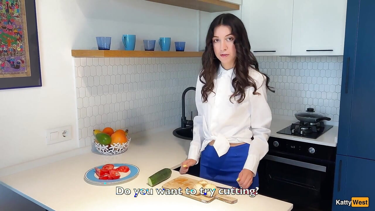 Katty West îl învață pe vecin cum să facă salată, dar pula lui devine tare - sex anal
