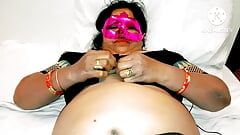 Desi mollige Indische dame masturbeert met vibrator
