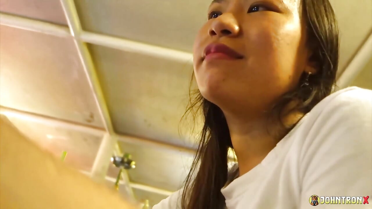 Johntronx - 보짓물 가득한 엉덩이를 가진 아마추어 아시아인 POV 스타일로 따먹히다