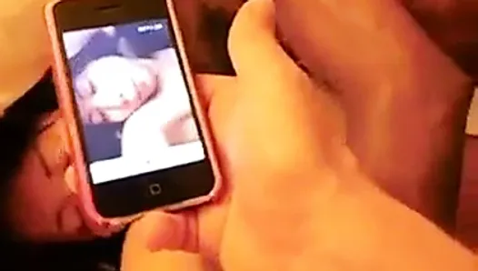 Бойфренд снимает на видео азиатскую подругу, принимающую ее первый черный член