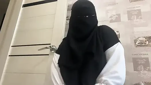 Tante seksi suriah lagi asik muasin memeknya pakai celana dalam