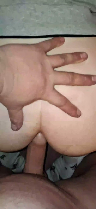 Sex anal pe la spate și ejaculare