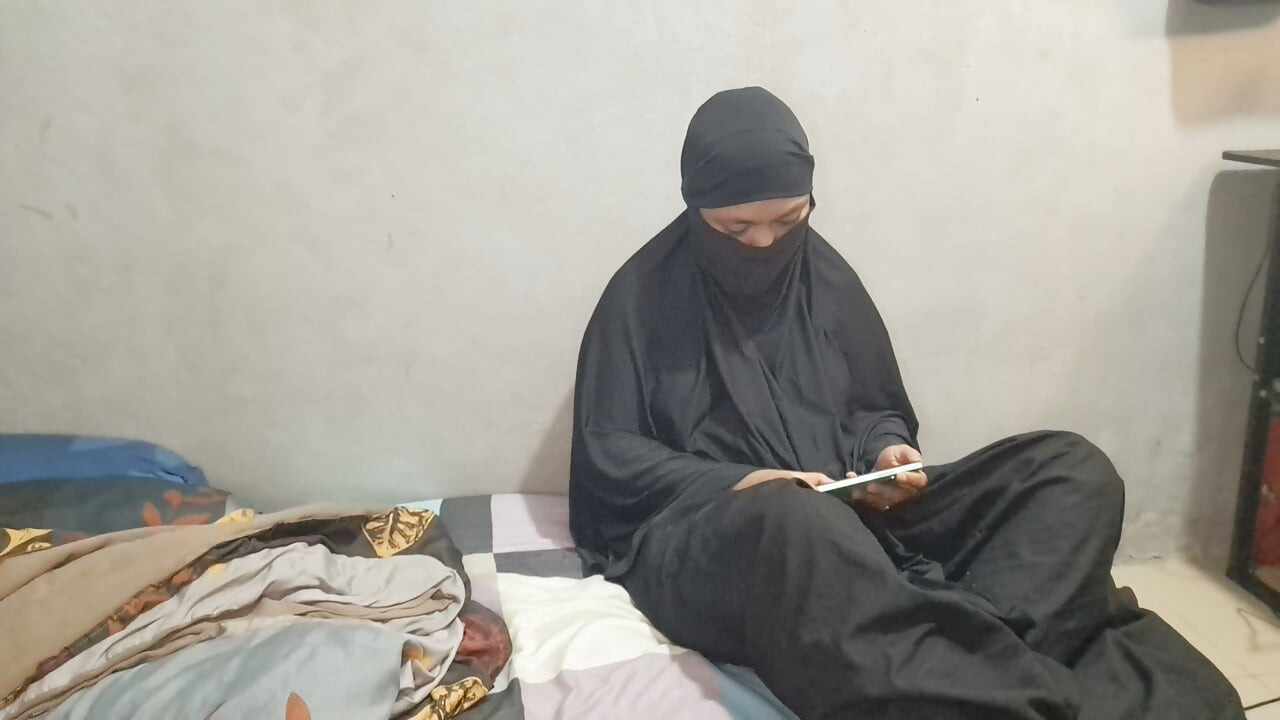An Asian Muslim Aunt Fucking With A Man In A Hat