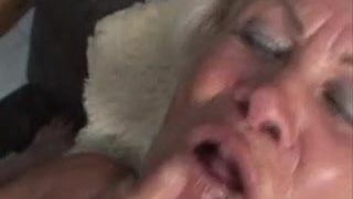 Blonde alte Oma spielt mit Fingern, lutscht und fickt