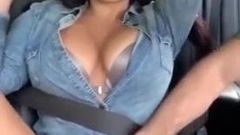 O pizdă americană latino se masturbează în mașină