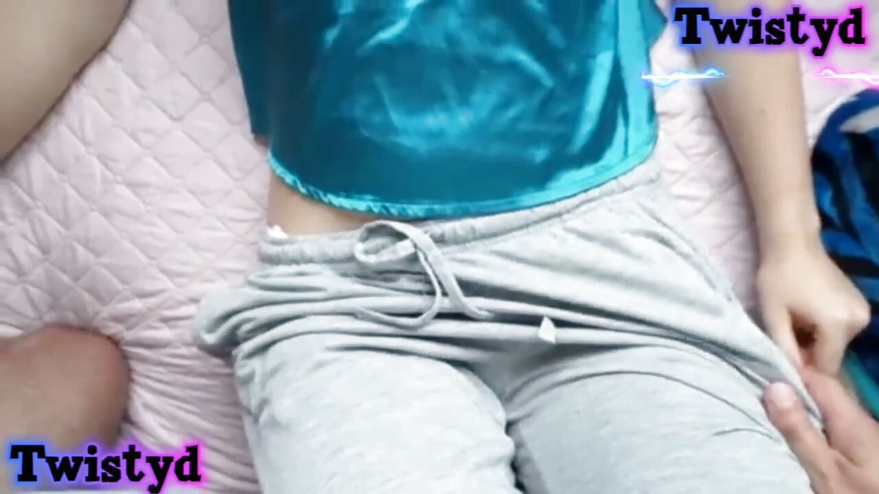 Memek cantik adik tiriku yang kucolok dengan sangat nikmat dalam video porno rumahan. Pasangan Twisty