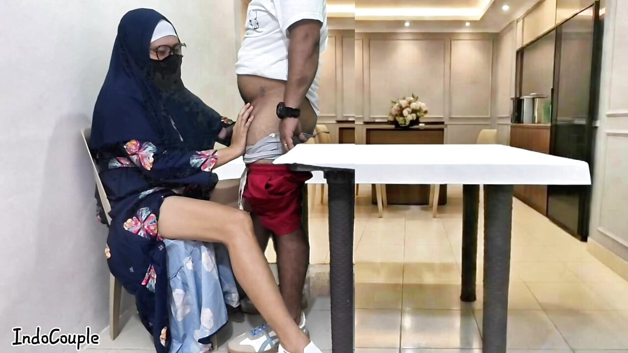 Guru sekolah hijab muslim pergi untuk kencan dengan bintang