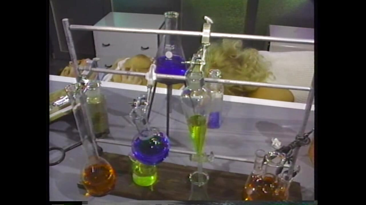 Dvije vruće kemičarke kurve s velikim sisama opsjednute su seksom