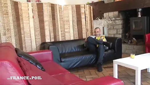 Muhteşem sarışın bazı yaşlı adamlar gözetlerken sikiliyor