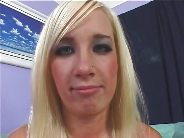 Ξανθιά πουτάνα γαμιέται δυνατά από κώλο πριν χύσει