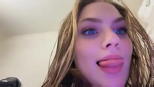 BEIDE WURDEN GEIL BEI EINEM FREUND ZU HAUSE UND MUSSTEN SICH INS BADEZIMMER SCHLEICHEN