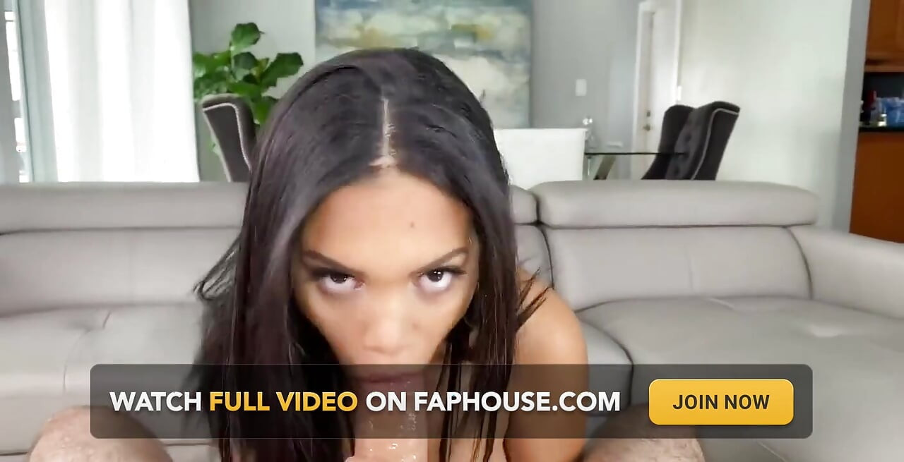 Sexy latina Alina Belle je tak sexy, zvláště když zírá do mých očí, když poskakuje nahoru a dolů na mém velkém ptákovi, dokud se neudělám