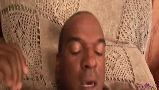 Glücklicher schwarzer mann gewinnt eine mollige dame und spielt mit einem glänzenden Paar schöner großer nippel.