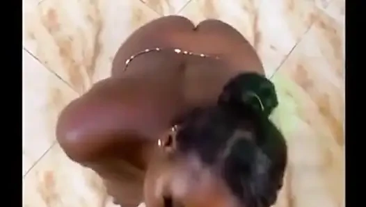 Kapı adamı beni o kadar çok istiyor ki sonunda beni çok kötü sikti.