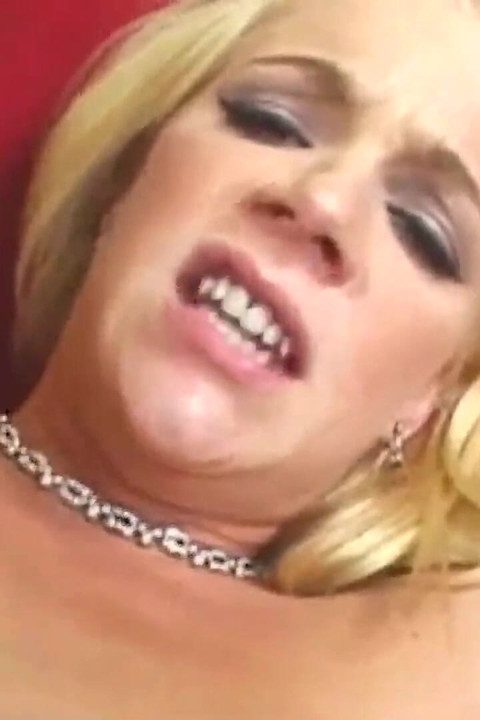 Intenzivan leteći seks sa prsatom plavušom