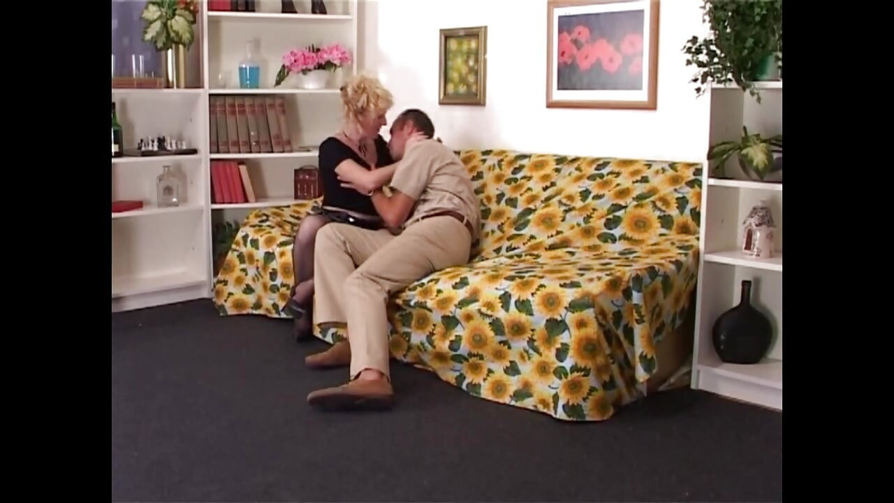 O pulă mare și dură pe la spate!