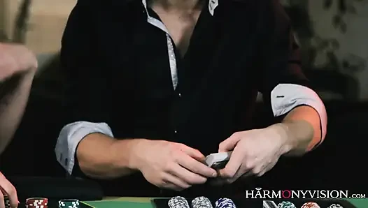 Cowok beruntung memenangkan hadiah panas Tina Kay dan Tera Link di permainan poker.