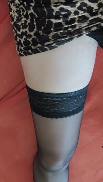 Mijn hoge hakken, sexy nylon benen en fantastische luipaardjurk