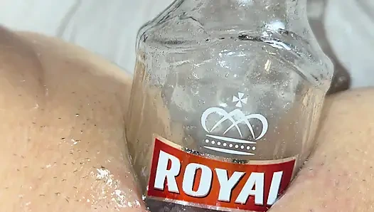 Экстремальное анальное введение бутылки крупным планом