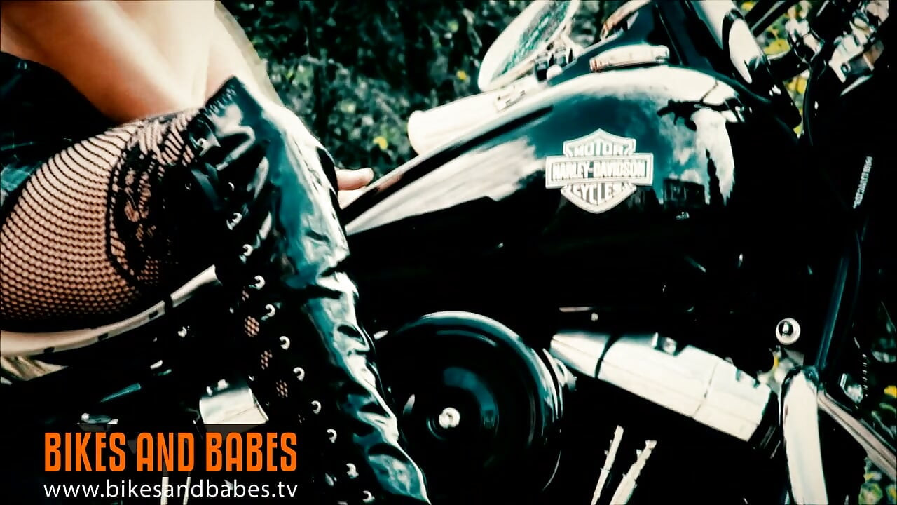 Roxy Rocka - bicicletas e gatas na tv em vídeos sensuais