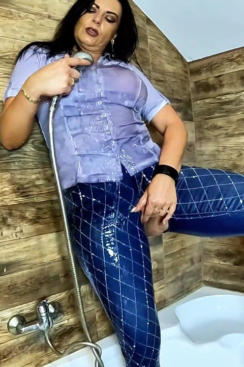 Sjajne farmerke bez međunožja. Vožnja dildom, igra pišanja i natopljena denim