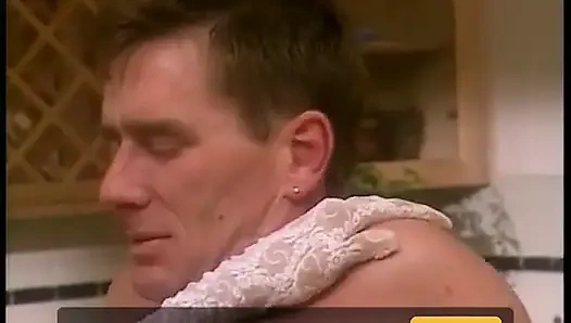 Pelacur Asia dengan sepatu bot dan sarung tangan memeknya dientot di atas meja dapur