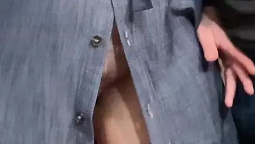 Горячая крошка без трусиков в метро - трах киски пальцами