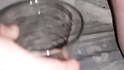 pisse ds un verre