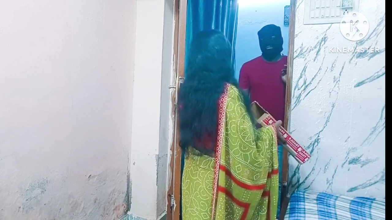 Üzerime gözetleyen kuryeye ateşli bir ceza verdim - yüksek sesle inleyen tamil erotik video