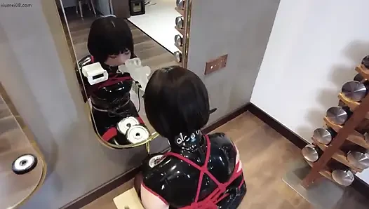 Mz30 - gadis dengan baju lateks ini diikat dengan tali merah sambil mengagumi dirinya sendiri di depan cermin