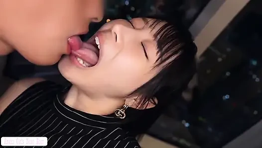 Godaan Langsing Terbaik. Lekuk tubuh yang sempurna dan stoking robek menyebabkan obsesi tak berujung bersama.